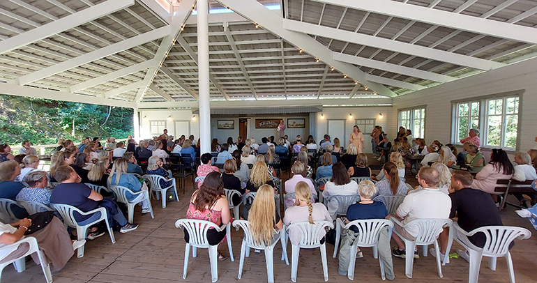 Utbildningssektorns medarbetare vid Krumbo festplats