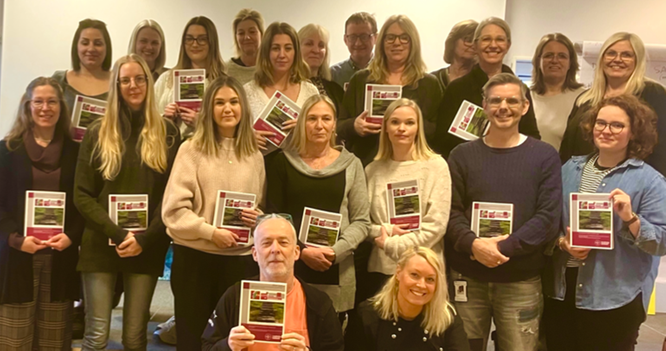 De nitton nöjda kursdeltagarna. I förgrunden kursledarna, Håkan Fransson och Christine Hummelblad.